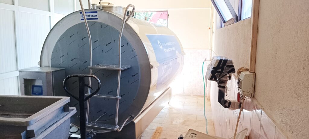 Elmalı Kışla’ya süt tankı hibe edildi