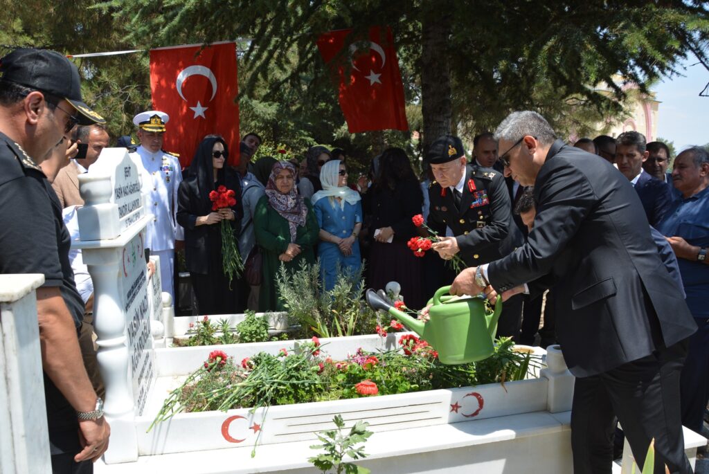 15 Temmuz Şehidi Yasin Naci Ağaroğlu Kabrinin Başında Anıldı